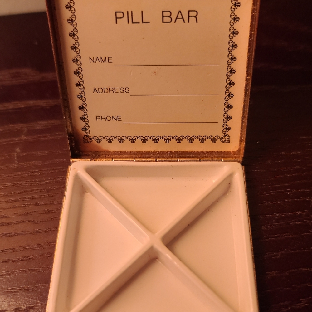 Vintage Pill Compact - Picture 2 of 3